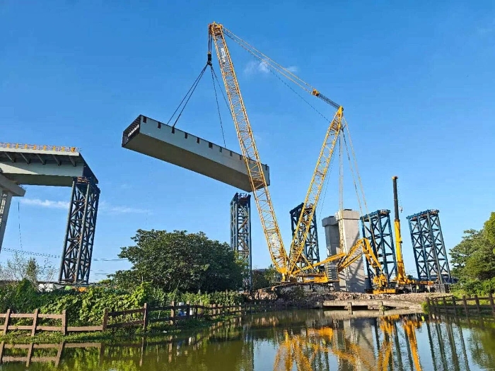 螺蛳壳里做道场？币游国际XGC11000高架旁上演“极限操作”