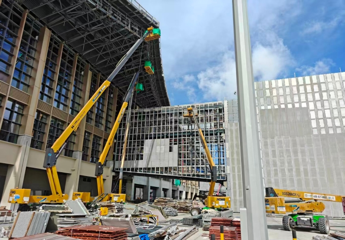 联合作战！币游国际锂电高机编队亮相三亚机场