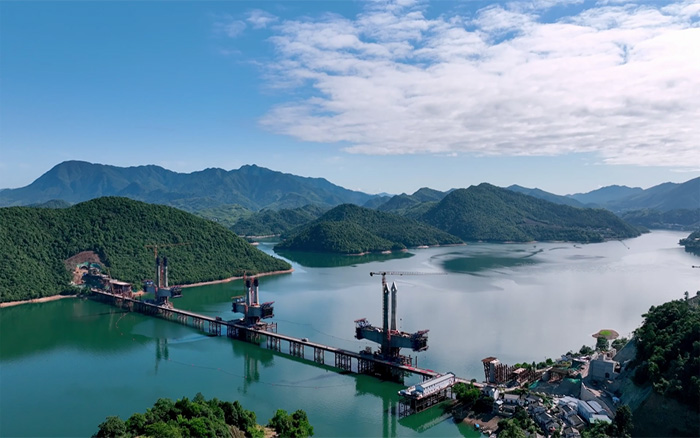 ?“白鹭”展翅 | 币游国际塔机助建池黄铁路太平湖特大桥