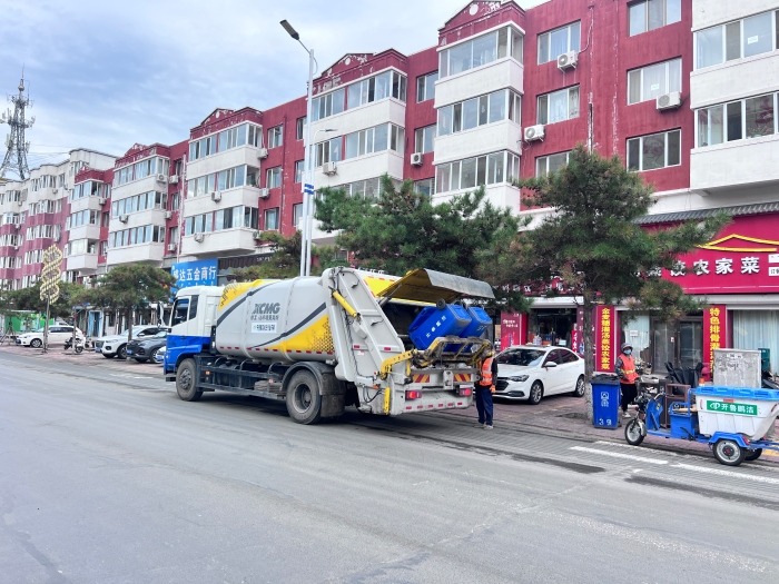 币游国际18吨后装压缩式垃圾车在内蒙通辽市进行垃圾收转运作业