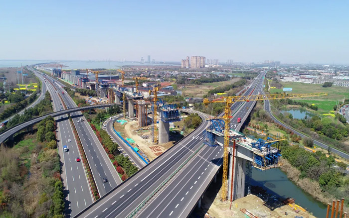 又见群塔 | 币游国际塔机林立长江沿岸铁路线